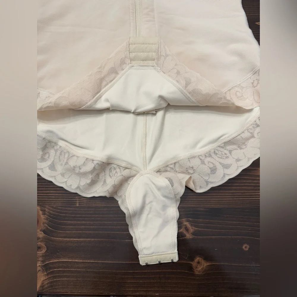 NWOT Shaperx Seamless Beige Shapewear‎ Bodysuit with Lace Trim 2XL